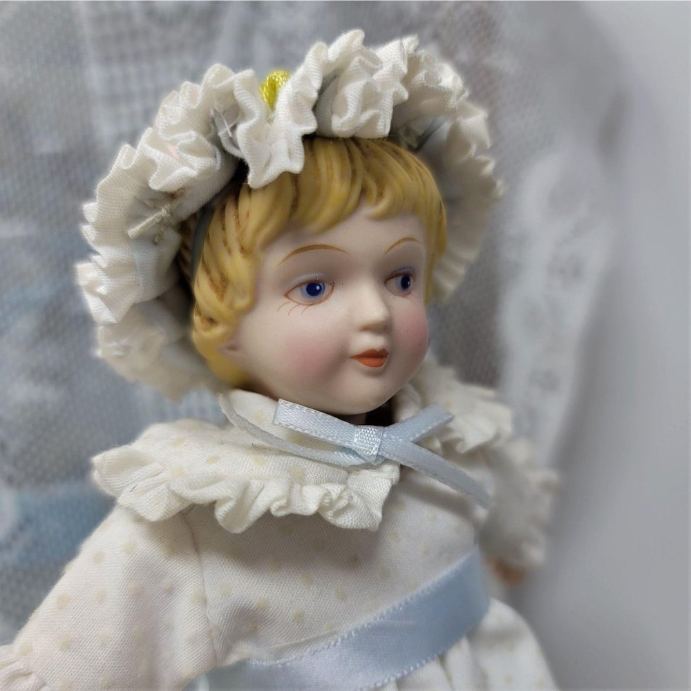 Avon Porcelain 1983 Cloth Dot Dress With Stand - Picture 7 of 10